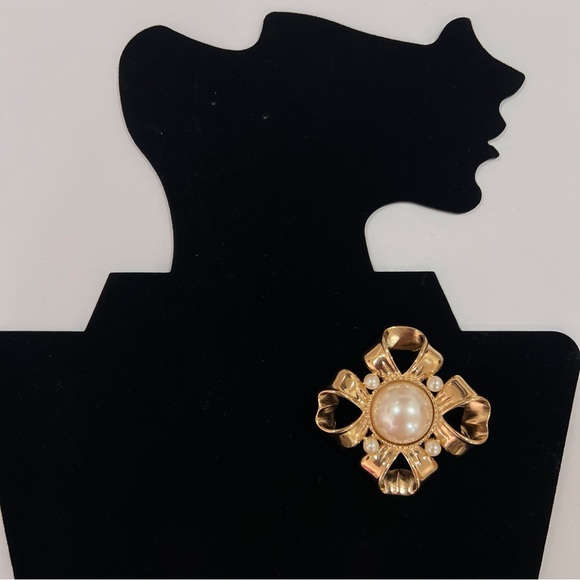 SOLD Givenchy Vintage Maltese cross style brooch with faux pearls - Picture 8 of 9